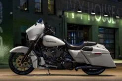 Harley Davidson Windschutzscheibenleiste Grooved Schwarz 7 Harley Davidson Windschutzscheibenleiste Grooved Schwarz -Harley Davidson Store 61400593 3